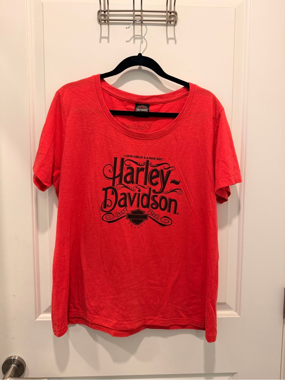 Harley-Davidson T-Shirt
Size 2XL Red Oakland CA
Graphic Scoop Neck
